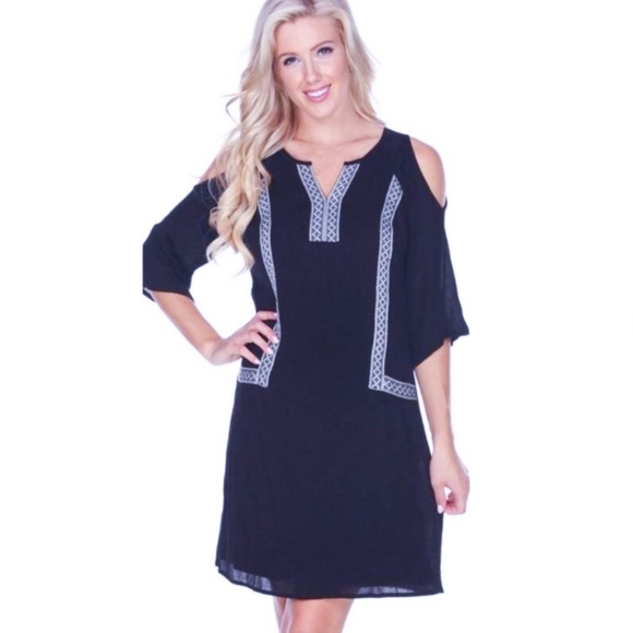 White Mark Dresses & Skirts - WHITE MARK Cold-Shoulder Crinkle Gauze Shift Dress